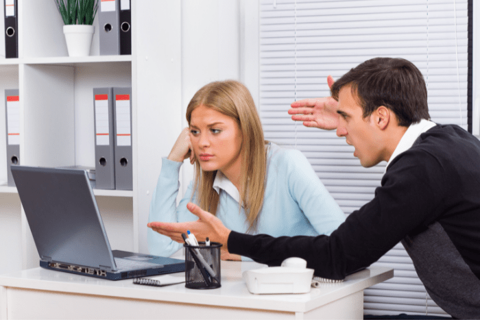 Comunicação agressiva no ambiente de trabalho: como mudar